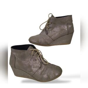 Tom's SZ 8.5 Womens Desert Wedge Metallic Ankle Boot Lace Up Taupe Brown Silver